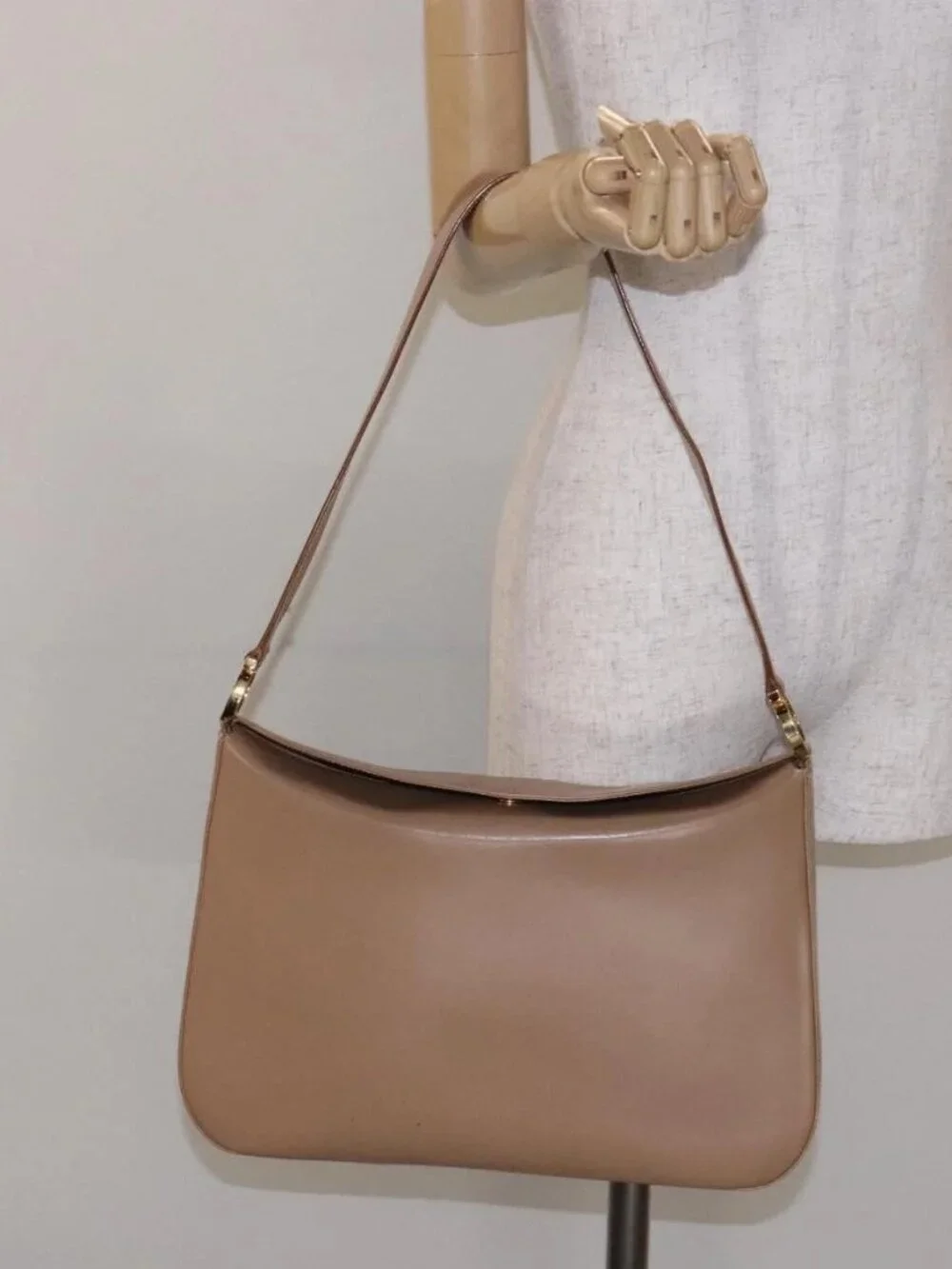 Salvatore Ferragamo Gancini Shoulder Bag Leather Beige Gold Auth BA4057